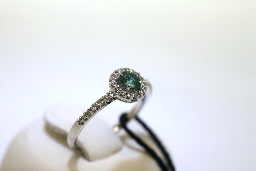 Anello smeraldo e diamanti oro bianco 18 Kt