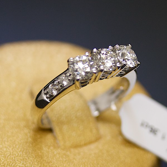 Anello Trilogy in oro Bianco