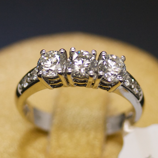 Anello Trilogy in oro Bianco